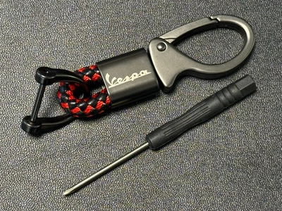 ¡Nuevo!  Llavero de metal con aspecto de fibra de carbono Vespa Gunmetal/negro Foto 1 de 4