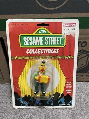 Figura Bert 1985 de PVC con caja exprimidora Plaza Sésamo juguete Tara de 2,5 pulgadas de colección Foto 1 de 4