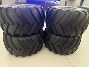 Axial AX31344 2.2 BKT Monster Jam Tires R35 Compound SMT10 (4)