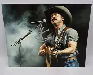 FOTO FIRMADA POR RILEY GREEN COUNTRY MUSIC STAR 8x10 certificado de autenticidad CMA PEOR MANERA - Imagen 1 de 3