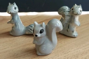 Vintage Keramik Eichhörnchen Familie Porzellan Miniatur 3er Set LESEN - Bild 1 von 6