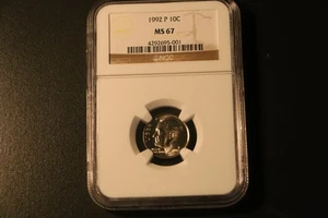 Moneda de diez centavos P Roosevelt 1992 NCG MS 67 calificada por NGC en soporte marrón nuevo - Imagen 1 de 2