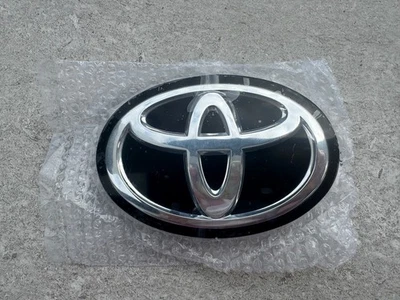 FITS TOYOTA COROLLA GRILLE FRONT EMBLEM 90975-02124 OEM 2019 20 21 22 2023 2024 - Image 1 of 4