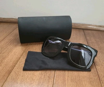 Gafas de sol Banana Republic negras con estuche Foto 1 de 4