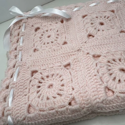 Manta bebé ganchillo a mano abuela cuadrada suave rosa borde festoneado cinta blanca Foto 1 de 4