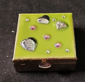 Vintage silberfarbene Pillendose - silberfarbene Herzen & Strasssteine auf grünem Deckel  - Bild 1 von 6