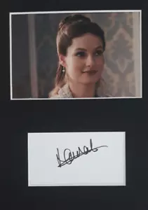 HANNAH DODD AUTOGRAPH SIGNED CARD **6" X 4** PHOTO (BRIDGERTON} 55 - Picture 1 of 1