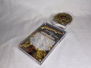 Cabezal Indiana Jones, Staff of RA, oro, metal, joyas rojas, placa, soporte - Imagen 1 de 8
