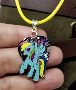 Mehrfarbiges My Little Pony auf einem Retro Punkte Gitarren-Plektrum an einer gelben Kordel Halskette - Bild 1 von 3