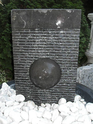  Steinbrunnen aus Basalt - Bild 1 von 2