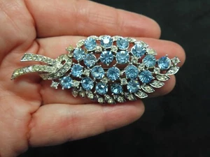 Vintage 1950's CORO Baby Blue & White Rhinestone Leaf Brooch - Picture 1 of 3
