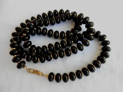 LUNGA COLLANA TARGHETTA FIRMATA NAPIER PERLE LUCITE COLORE NERO - Immagine 1 di 4