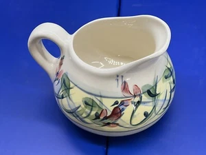 Jarra de cerámica Gail Pittman pintada a mano roja azul verde floral crema - Imagen 1 de 11