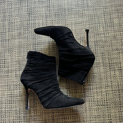 Botines MANOLO BLAHNIK negros de gamuza acanalada con tacón Foto 1 de 4