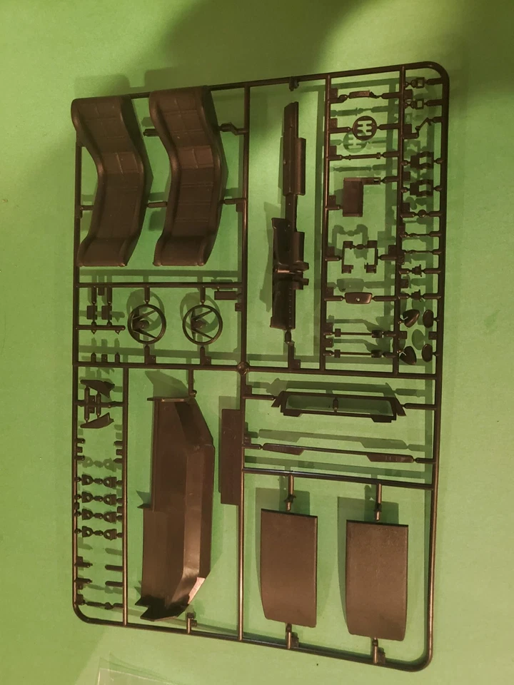 Testors doyusha otaki 1/12 countach g sprue black - Image 1 of 1
