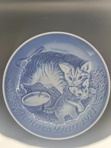 Royal Copenhagen Mother Cat & Kitten Porcelain Plate 1971 - Picture 1 of 3