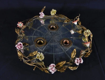 Accesorio de techo Maison Bagues espejado 3 luces al ras con flores de porcelana francesa Foto 1 de 4