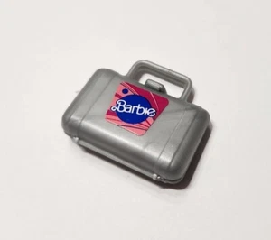 BARBIE DOLL ACCESSORIES SILVER SMALL SUITCASE TRAVEL CASE OPENS TOMMY KELLY - Picture 1 of 3