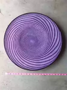 NUEVO Patrón de Remolino Violeta Profundo Vidrio Soplado Placa de Pared 19" Diámetro con Montaje - Imagen 1 de 4