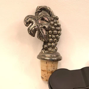 Tapón de botella de vino vintage corcho uva racimo y diseño de hoja de metal - Imagen 1 de 4