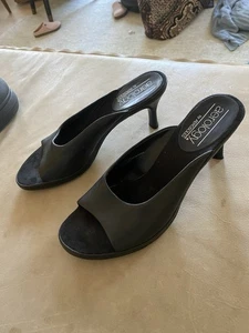 AEROSOLES CIARA Black LEATHER Slip on SANDALS kitten Heels SIZE 7.5 Y2K 2000s - Picture 1 of 5