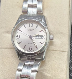 Reloj Citizen Mujer 25mm Esfera Blanca Día Fecha Redondo Batería Nueva FUNCIONA - Imagen 1 de 8