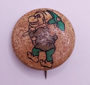 Vintage Soviet Union USSR Enamel Pin Badge Snow White Grumpy Dwarf Russian - Picture 1 of 3