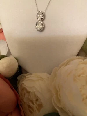 COLLAR CON ACENTO DE DIAMANTES CIRCONITAS BLANCAS 10K Foto 1 de 4