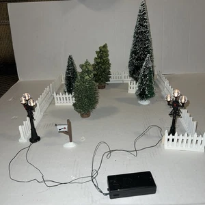 Weihnachtsdorf Lattenzaun Bäume und Straßenlaternen Zubehör  - Bild 1 von 6