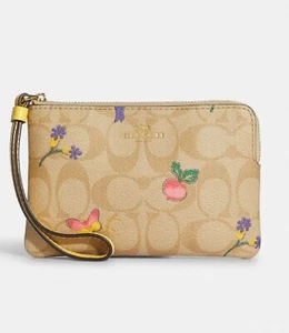 NWT COACH C8722 Corner Zip Wristlet In Signature Canvas Dreamy Veggie Print - Picture 1 of 2