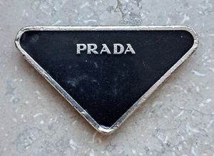 Abzeichen mit PRADA Logo - Bild 1 von 2