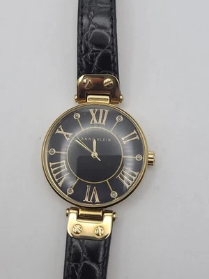 Reloj con correa negra tono negro y dorado Anne Klein AK/1396 funcionando Foto 1 de 4