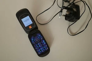 ALCATEL One Touch OT-222 Telefono cellulare flip nero su arancione con radio FM - Foto 1 di 4