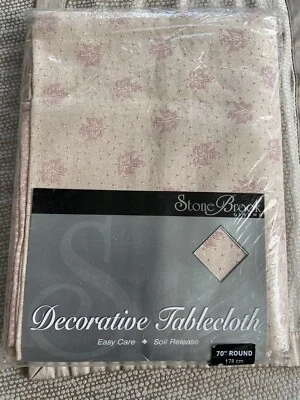 Stone Brook Linens Decorative Tablecloth 70” Round Foto 1 de 4