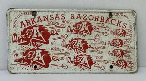 Targa Booster Vintage ARKANSAS Razorbacks ACCIAIO - Go HOGS Go SOOO-EEEEEEE - Foto 1 di 4