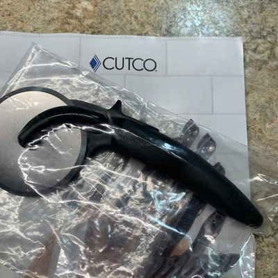 Nuevo cortador de pizza CUTCO 1502 con cuchilla de acero inoxidable extraíble, mango negro Foto 1 de 3