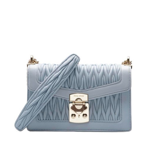 Borsa a tracolla donna Miu Miu pelle di agnello blu cielo matelasse riservata catena oro