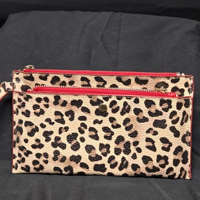 Conjunto de duas peças carteira de pulso com estampa de leopardo Chico’s couro sintético acabamento vermelho - Imagem 1 de 4