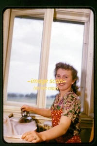 Frau in Deutschland, Bügeln Anfang 50er Jahre, Kodachrome Dia an11a - Bild 1 von 2