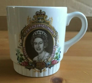 H.R.H. KÖNIGIN ELIZABETH II SILBER JUBILÄUM 1952-1977 KERAMIK SOVENIRBECHER - Bild 1 von 4