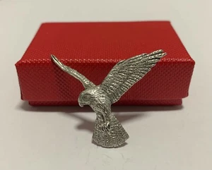 FALCON PEWTER PIN BADGE ORGANZA BAG AND GIFT BOX OPTION BIRTHDAY CHRISTMAS BIRDS - Picture 1 of 6