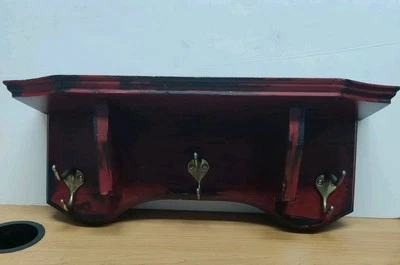 Prateleira de madeira maciça vermelha/preta com 3 ganchos dourados 18" X 5,25" X 6,25"  - Imagem 1 de 4