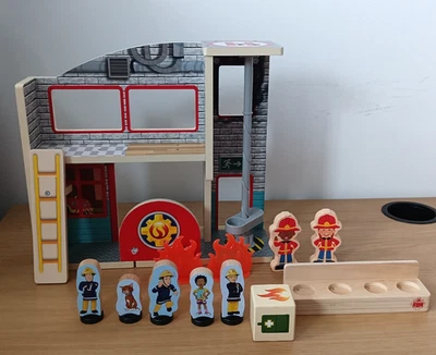 Juego Fireman Sam World of Wood Fire Station - Juguete de madera - En muy buena condición Foto 1 de 3