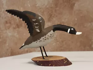 Ganso canadiense volador de madera tallada a mano de colección 3-1/2 x 4 pulgadas - Imagen 1 de 17