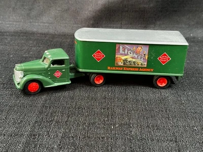 Ertl Lionel Trains 1938 Ford Semi-Tractor & Trailer REA 19140 & 19141 MINT w/Box - Image 1 of 4