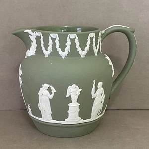 Brocca sacrificio olandese Wedgwood crema su diaspro verde Celadon 4 1/4" ~ Inghilterra - Foto 1 di 11