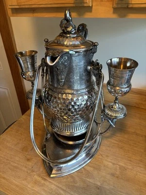 DESLUMBRANTE Jarro de Água Inclinável Antigo Reed & Barton Silverplate em Suporte Década de 1870 - Imagem 1 de 4