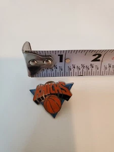 Productos Impresos Vintage 1995 New York Knicks NBA Coleccionable Solapa Sombrero Prendedor - Imagen 1 de 3