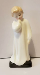 ROYAL DOULTON DARLING HN1985 LOVELY LITTLE CHILD IN WHITE NIGHTGOWN CHARLES VYSE - Picture 1 of 5