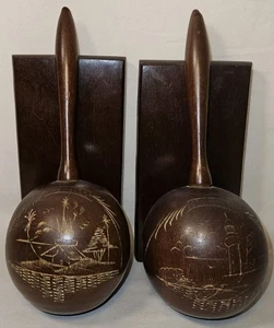 DE COLECCIÓN SUJETALIBROS DE MADERA GRABADOS ISLA MARACAS ESCENAS TALLADAS A MANO - Imagen 1 de 9